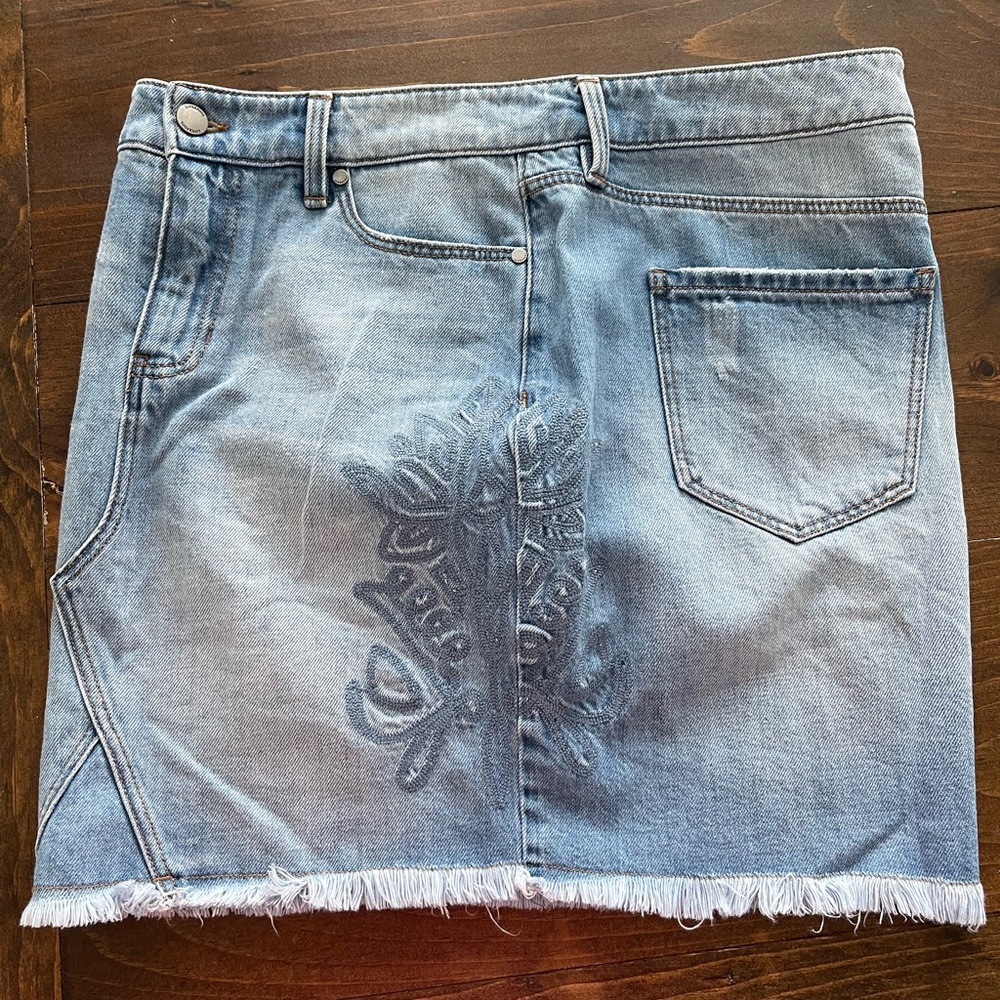 Women’s Liverpool Brand Embroidered Distressed Denim Skirt - Picture 7 of 8